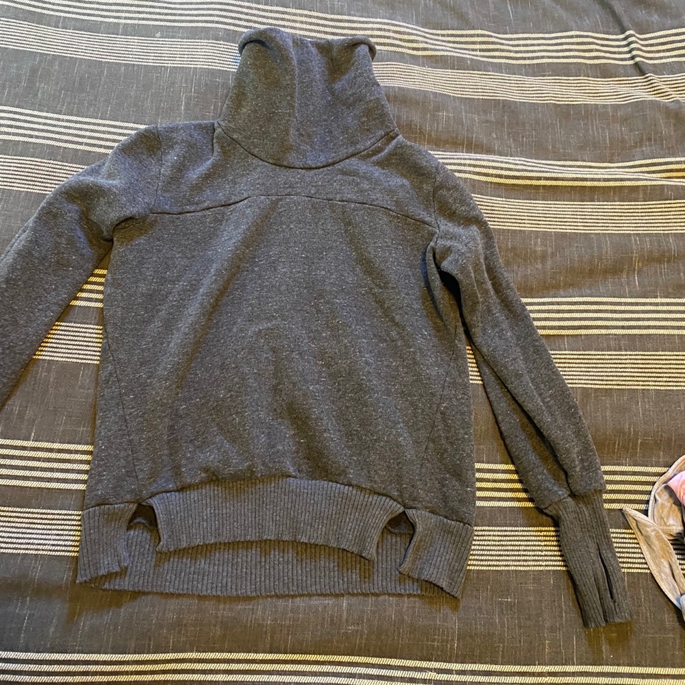 Alo yoga pullover with funnel neck